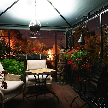 I Goscinne Salon Z Kominkiem Dworek Niespodzianka Z Duzym Ogrodem Проживание в семье *