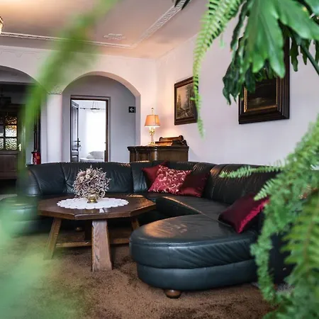 I Goscinne Salon Z Kominkiem Dworek Niespodzianka Z Duzym Ogrodem Проживание в семье