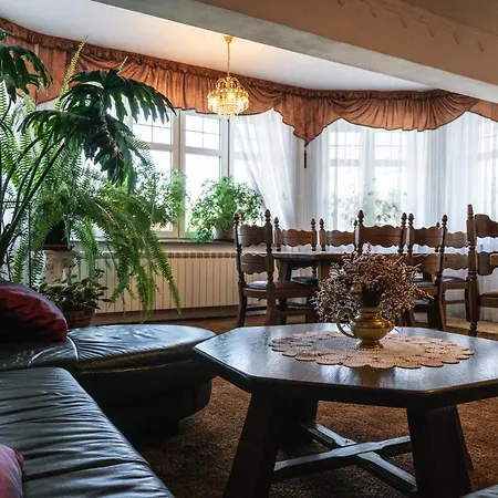 I Goscinne Salon Z Kominkiem Dworek Niespodzianka Z Duzym Ogrodem Проживание в семье Шклярска-Поремба