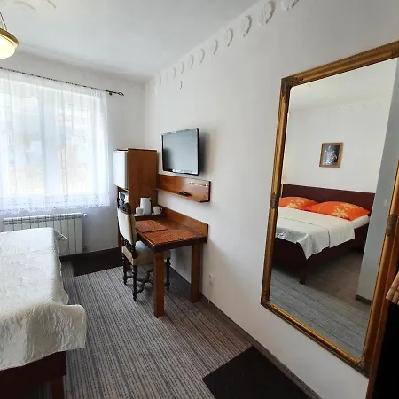 I Goscinne Salon Z Kominkiem Dworek Niespodzianka Z Duzym Ogrodem Проживание в семье