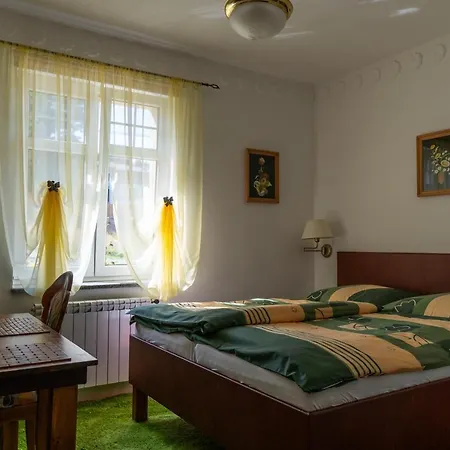 I Goscinne Salon Z Kominkiem Dworek Niespodzianka Z Duzym Ogrodem Шклярска-Поремба