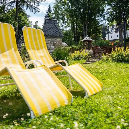 I Goscinne Salon Z Kominkiem Dworek Niespodzianka Z Duzym Ogrodem Шклярска-Поремба