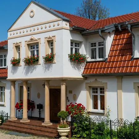 I Goscinne Salon Z Kominkiem Dworek Niespodzianka Z Duzym Ogrodem * Шклярска-Поремба